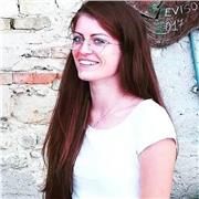 Profesora de español imparte clases para estudiantes de todas las edades